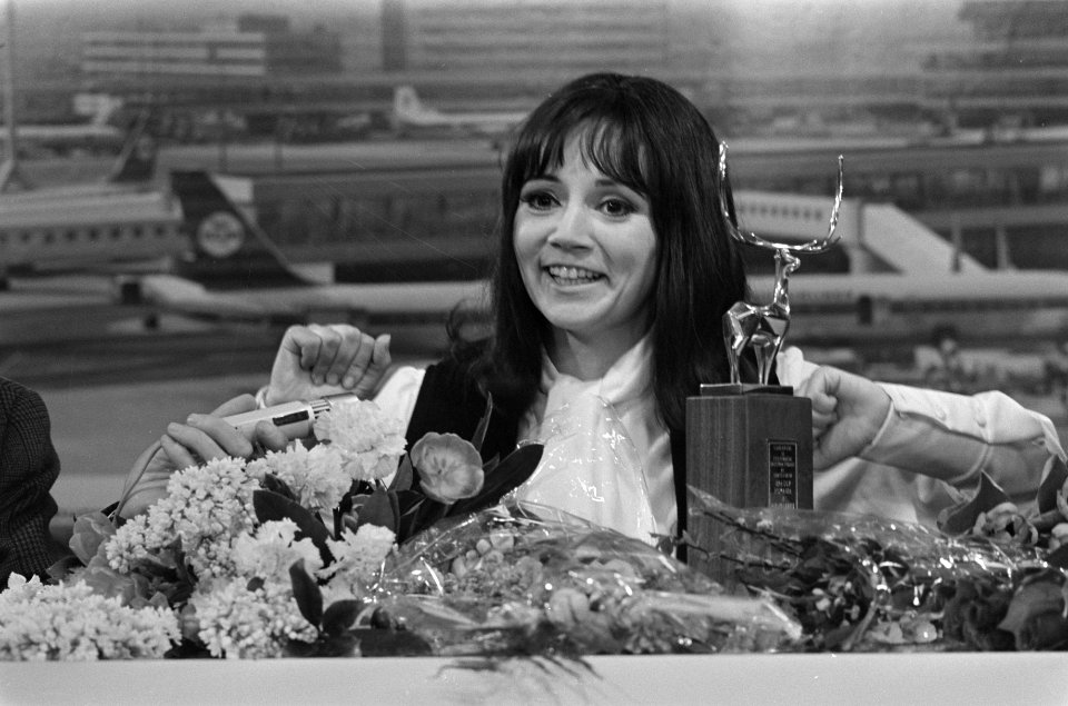 Zangeres Thérèse Steinmetz arriveert op Schiphol na Het Gouden Hert in Roemen, Bestanddeelnr 923-3292