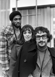 Zangeres Samantha Jones (midden), (links) Horace Face (rechts) Jonathan King , d, Bestanddeelnr 923-9636