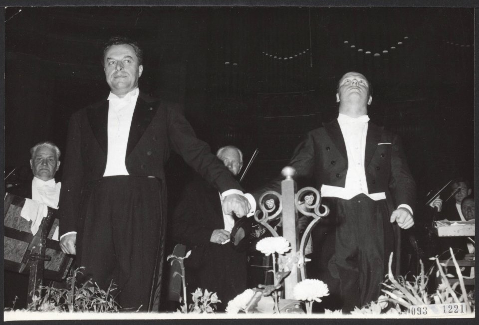 Zangers, dirigenten, prijsuitreikingen, Christoff B., Haitink B., Bestanddeelnr 093-1221