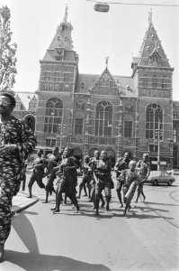 Zang- en dansgroep uit Benin in traditionele kano in Amsterdamse grachten om lan, Bestanddeelnr 933-9925