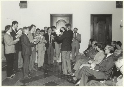 Zangkoor Malle Babbe tijdens de opening van Haarlemmer Hout 400jaar in de Gravenzaal van het stadhuis. NL-HlmNHA 54025916