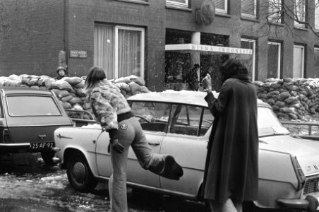 Zandzakkenbarricaden rond Indonesisch Consulaat in Amsterdam meisjes bekogelen , Bestanddeelnr 928-3828