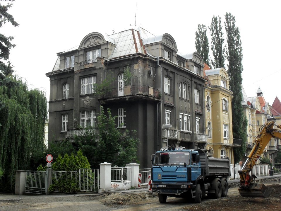 Zanedbaný dům u Báňského úřadu