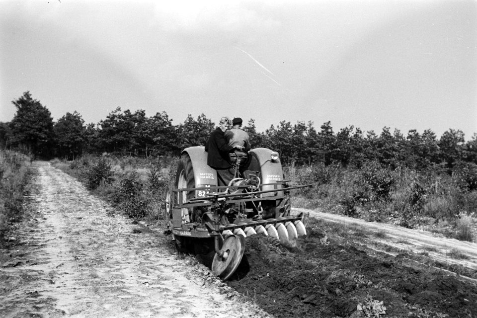 Zandwegen, grassen, struiken, machines, werktuigen, arbeiders, De Rips, Bestanddeelnr 170-0726