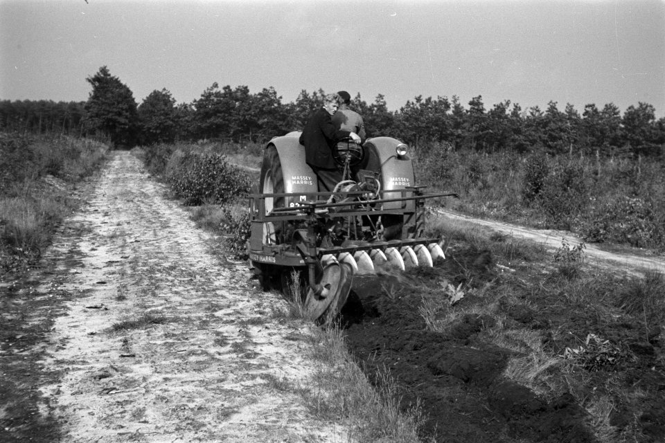 Zandwegen, grassen, struiken, machines, werktuigen, arbeiders, De Rips, Bestanddeelnr 170-0725