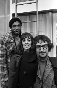 Zangeres Samantha Jones (midden), (links) Horace Face (rechts) Jonathan King , d, Bestanddeelnr 923-9633