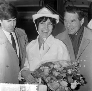 Zangeres Dunja Rajter op Schiphol, rechts haar begeleid er Mario Nardelli, Bestanddeelnr 918-9229