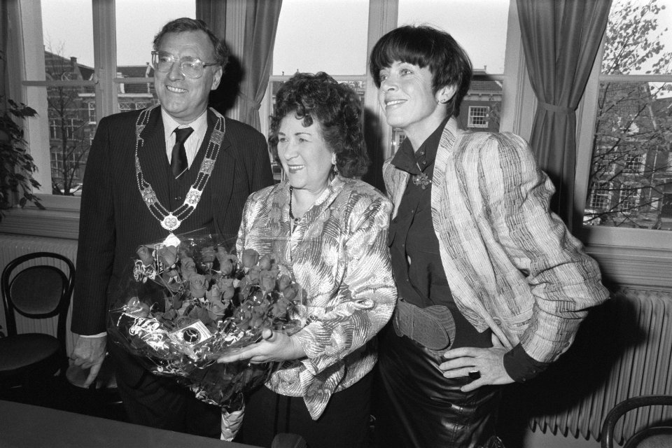 Zangeres zonder Naam (Mary Servaes), Sonja Barend (r) en de burgemeester van .., Bestanddeelnr 934-1076