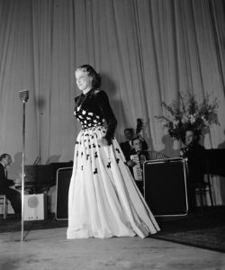 Zangeres Rina Ketty in City Theater, Bestanddeelnr 901-4123