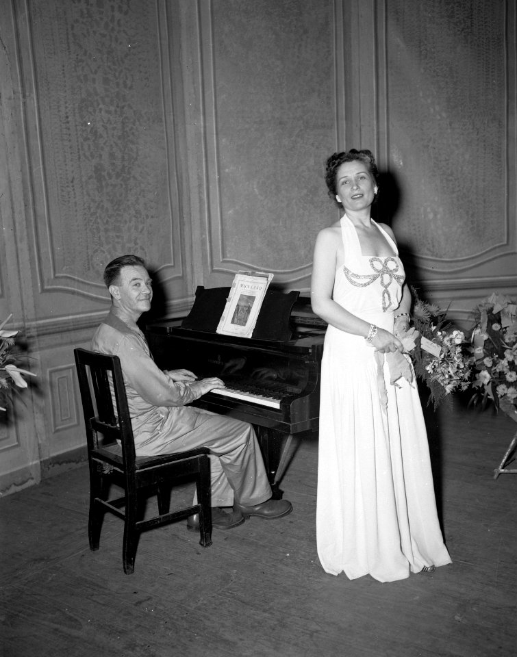 Zangeres Lien Karter met pianist Loo Vincent in de Stadsschouwburg te Batavia, Bestanddeelnr 10771