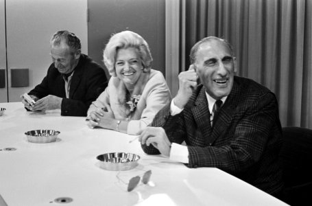 Zangeres Mieke Telkamp en moppenverteller Max Tailleur keren terug van hun gezam, Bestanddeelnr 920-4080