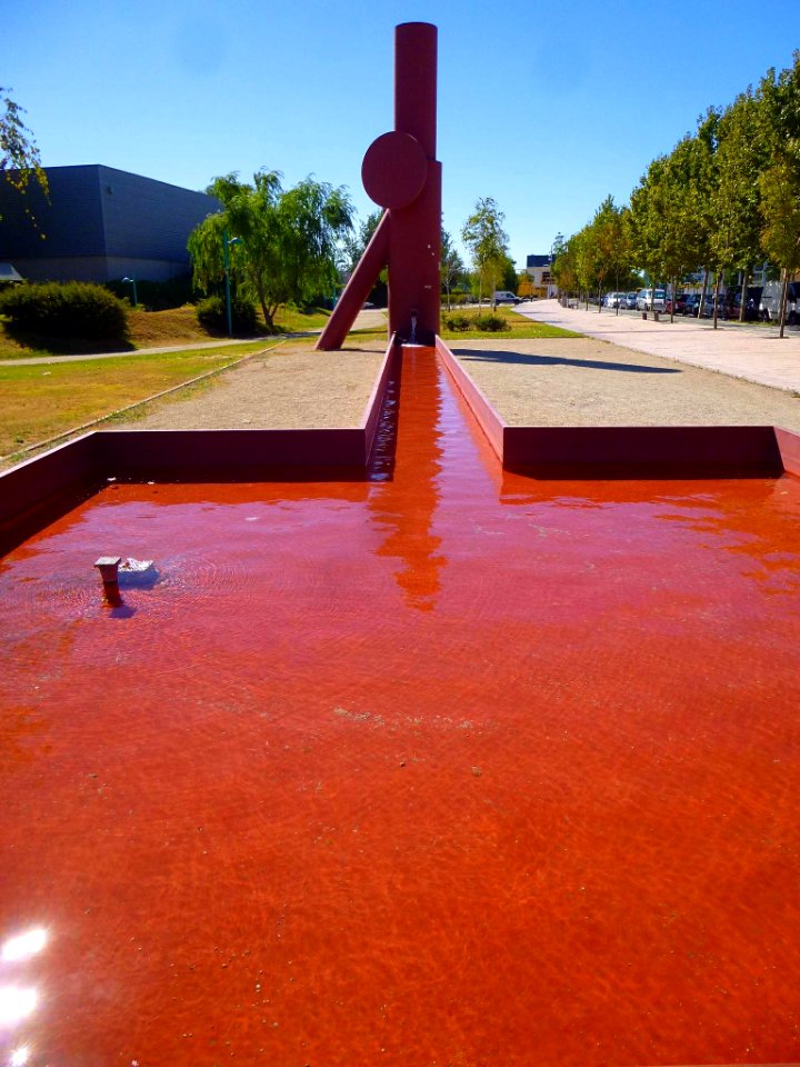 Zaragoza - Fuente escultórica en la Avenida de José Atarés 2