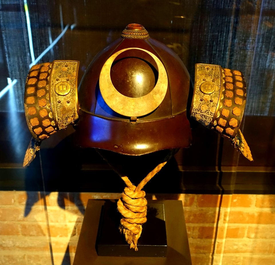 Yamanari kabuto (mountain-shaped helmet), Japan, late Momoyama to early Edo period, early 1600s AD, iron, lacquer, leather, gold, lacing - The Ann and Gabriel Barbier-Mueller Museum - DSC05478
