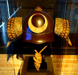 Yamanari kabuto (mountain-shaped helmet), Japan, late Momoyama to early Edo period, early 1600s AD, iron, lacquer, leather, gold, lacing - The Ann and Gabriel Barbier-Mueller Museum - DSC05478