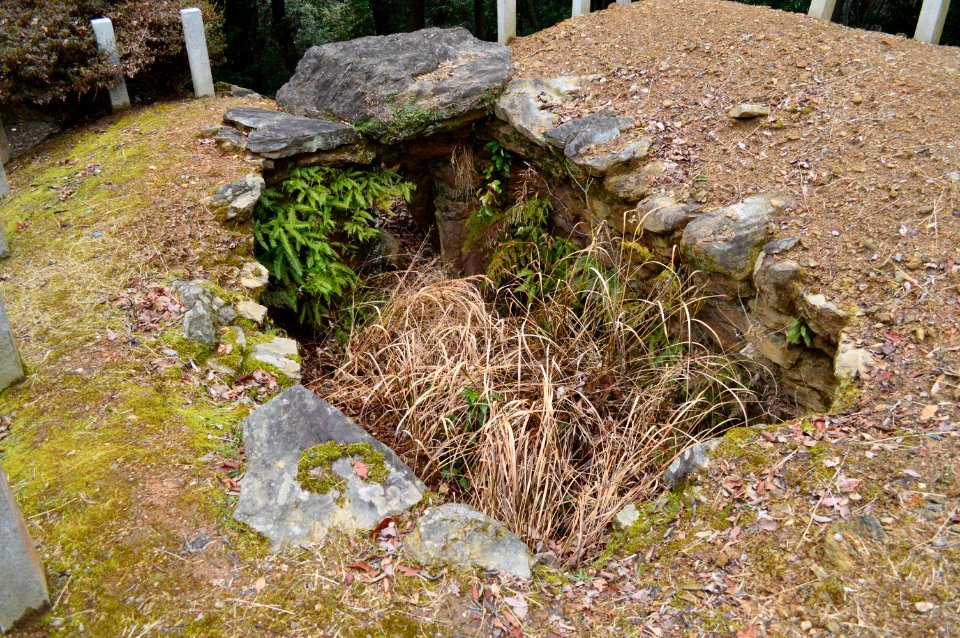 Yamauchi Kofun Group-1, sekishitsu