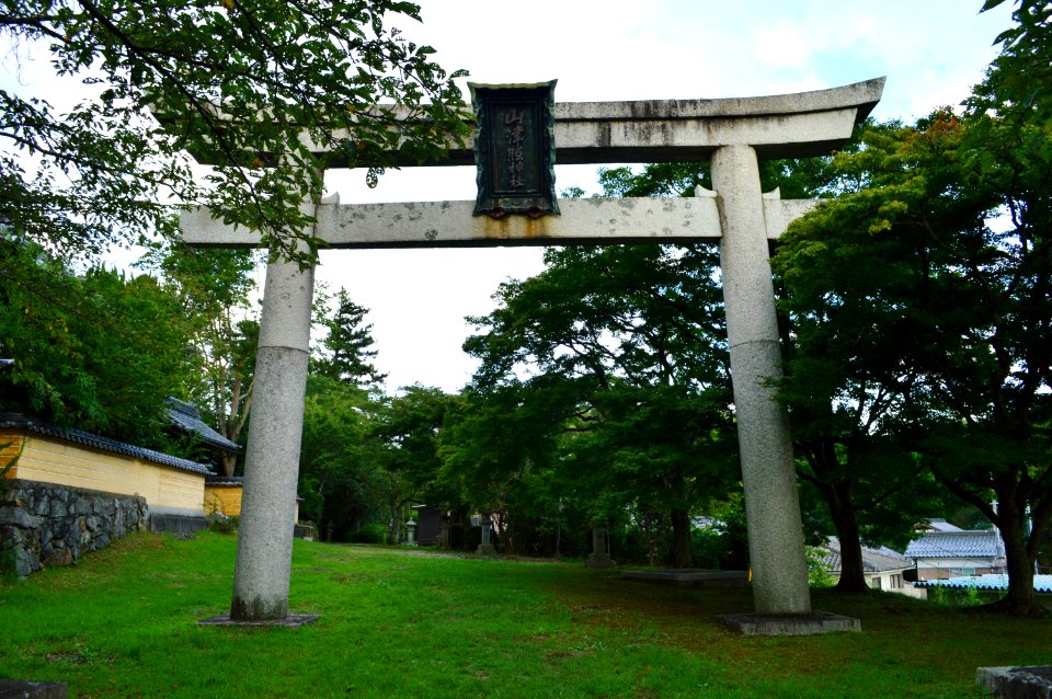 Yamatsuteru-jinja, torii
