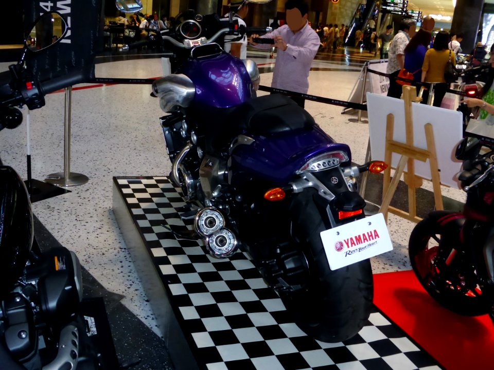YAMAHA VMAX used in LUPIN THE THIRD (1)