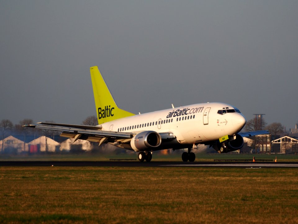 YL-BBN Air Baltic Boeing 737-522 - cn 26683, landing at AMS Amsterdam (Schiphol), pic2