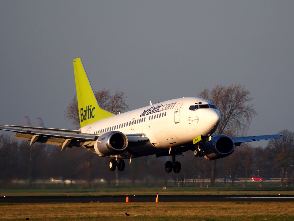 YL-BBN Air Baltic Boeing 737-522 - cn 26683, landing at AMS Amsterdam (Schiphol), pic1