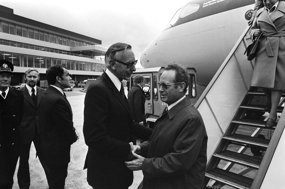 Yigal Allon (Israelische minister Buitenlandse Zaken) op Schiphol verwelkomd doo, Bestanddeelnr 928-2578