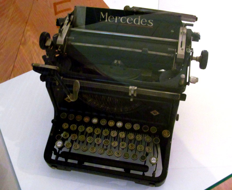 Yiddish typewriter