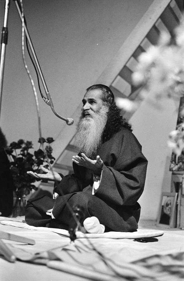 Yoga-propagandist Swami Satchidananda spreekt in Kosmos Amsterdam Satchidananda, Bestanddeelnr 923-9524