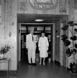 Yitzhak Ben Zvi, de tweede president van Israel van 1952 tot 1963 en zijn echtge, Bestanddeelnr 255-4230
