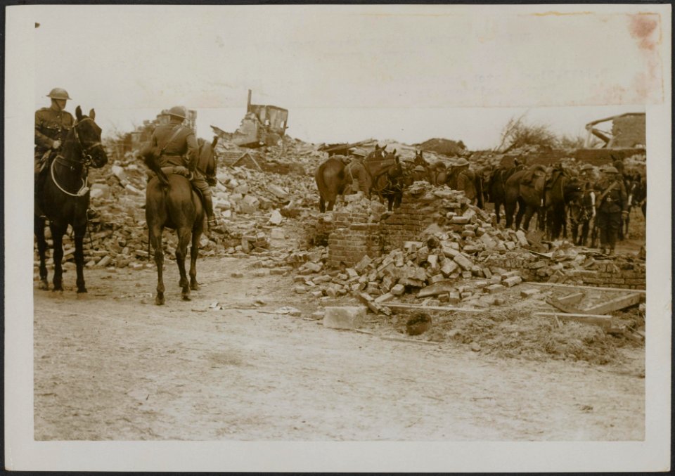 Yeomanry in a ruined village, Bestanddeelnr 158-1690