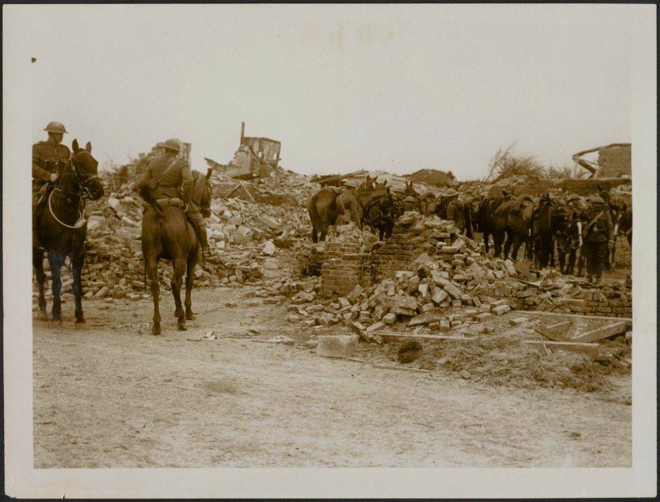 Yeomanry in a ruined village, Bestanddeelnr 158-1694