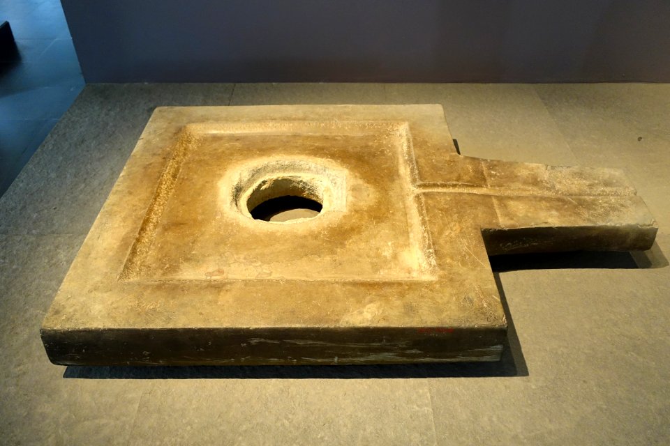 Yoni, Duc Hoa, Long An, 6th-7th century AD, sandstone - Museum of Vietnamese History - Ho Chi Minh City - DSC06084