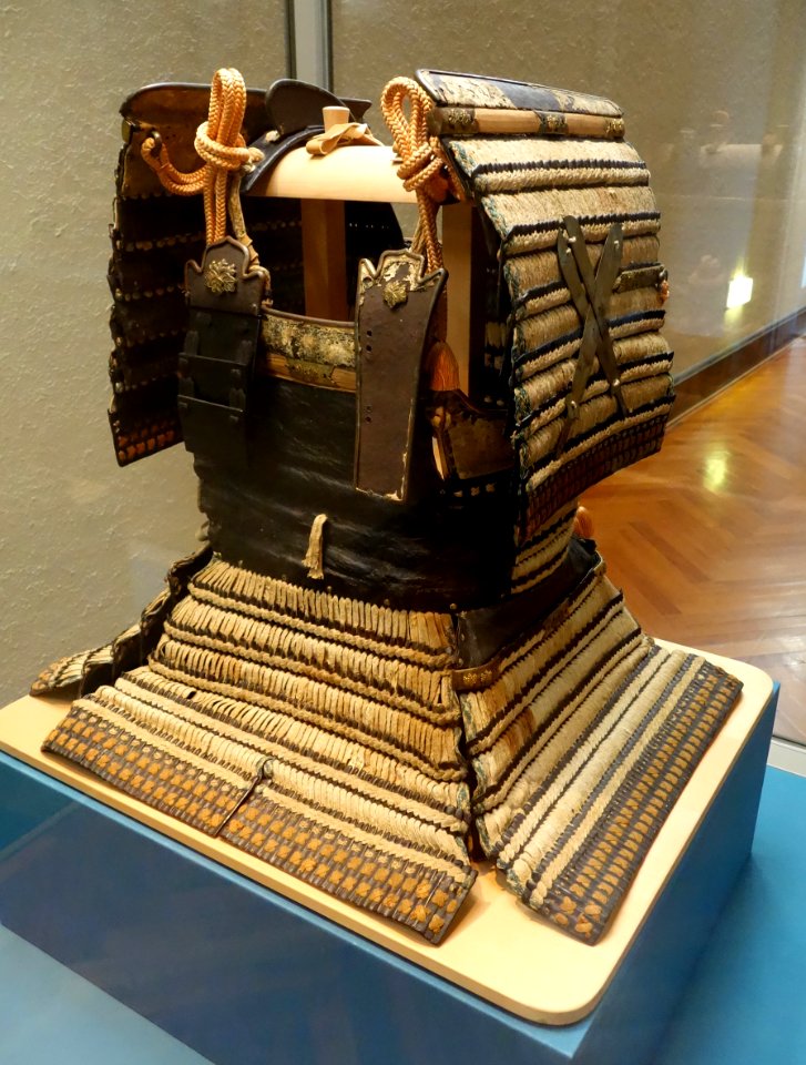 Yoroi type armor with white lacing, Muromachi period, 16th century - Tokyo National Museum - DSC05923