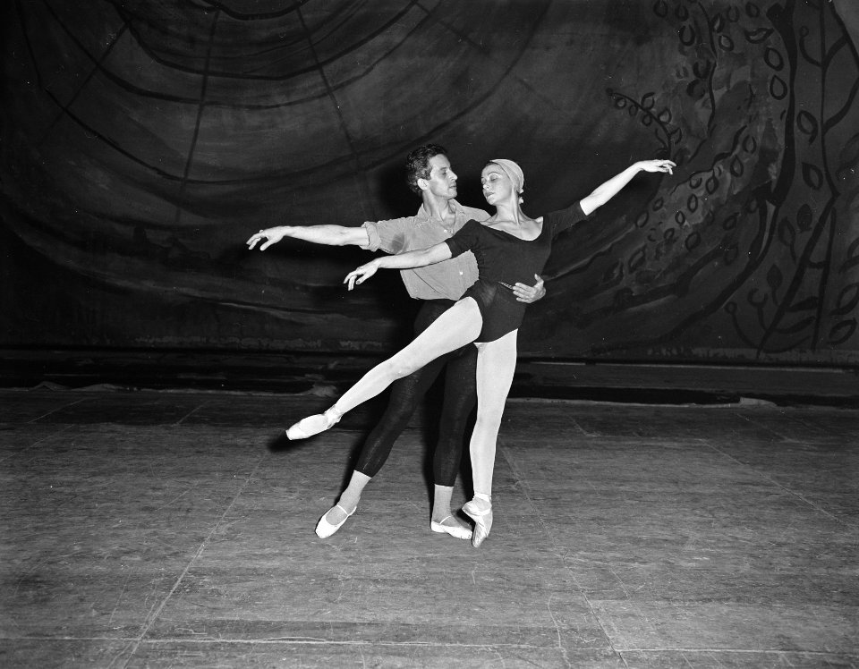 Yvette Chaurice (Franse danseres) en Jouly Algeraf repeteren voor ballet Nederla, Bestanddeelnr 907-4806