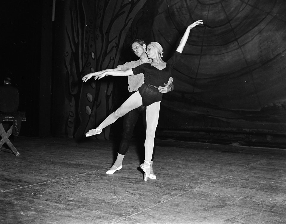 Yvette Chaurice (Franse danseres) en Jouly Algeraf repeteren voor ballet Nederla, Bestanddeelnr 907-4805