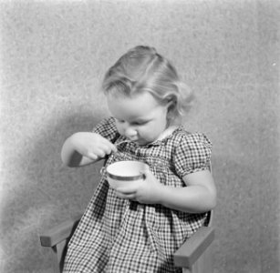 Yvonneke etend uit een kopje, Bestanddeelnr 191-0734