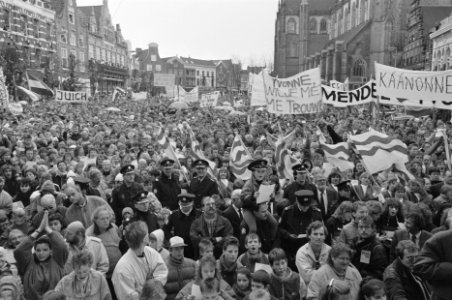 Yvonne van Gennip gehuldigd in Haarlem na behalen drie gouden medailles op de Ol, Bestanddeelnr 934-2010