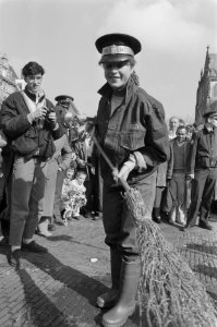 Yvonne van Gennip veegt Grote markt in Haarlem voor tv-programma Wedden dat, Bestanddeelnr 934-2156