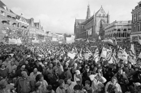 Yvonne van Gennip gehuldigd in Haarlem na behalen drie gouden medailles op de Ol, Bestanddeelnr 934-2011