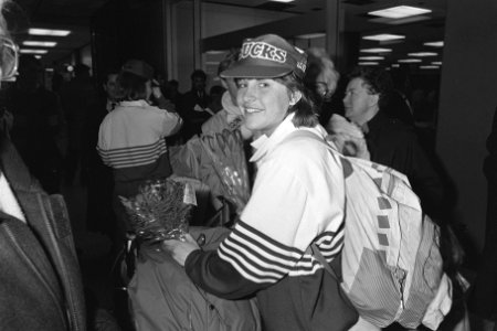 Yvonne van Gennip die brons haalde op WK schaatsen dames in West Allis, komt aan, Bestanddeelnr 933-8863 photo