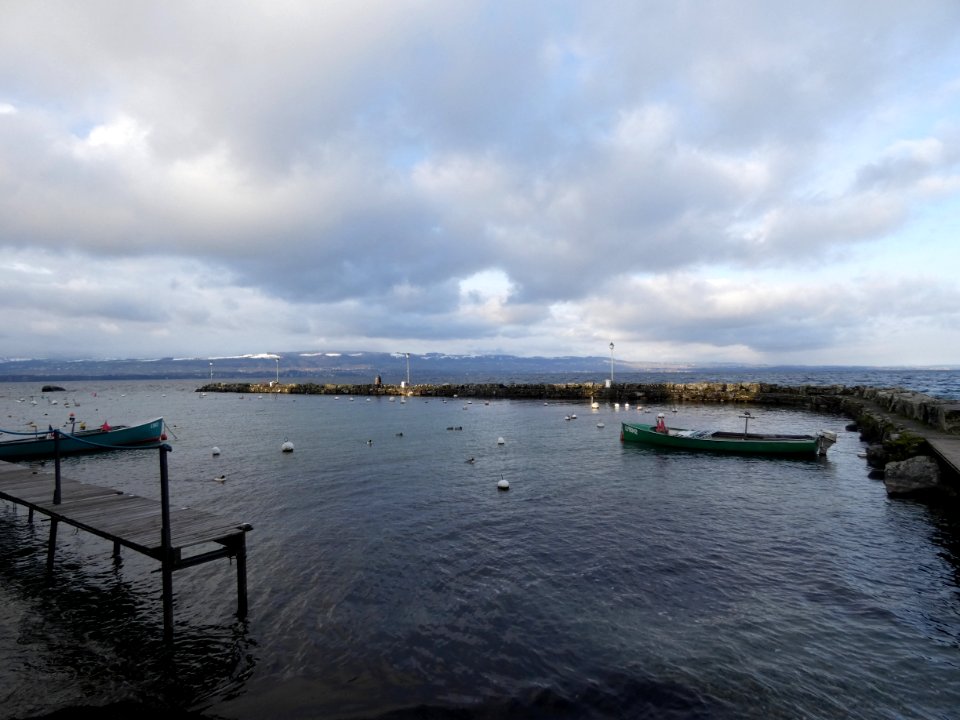 Yvoire - Port des Pêcheurs - Vue sur les montagnes suisses