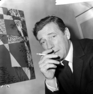 Yves Montand in ons land voor optreden in Koninklijke Schouwburg te Den Haag, Bestanddeelnr 917-4143