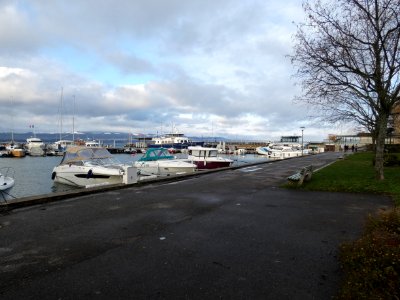 Yvoire - Place du Port - Vue sur le port de Plaisance