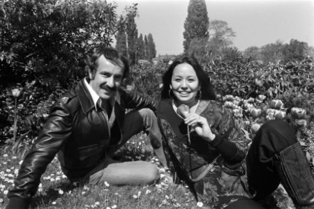 Yvonne Elliman (zangeres) en producer Robert Stigwood, Bestanddeelnr 929-1820