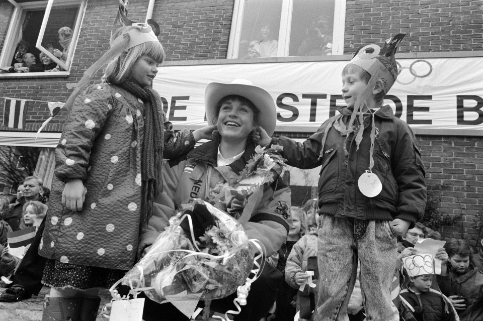 Yvonne van Gennip bij aankomst thuis in Haarlem tijdens zanghulde, Bestanddeelnr 934-1996