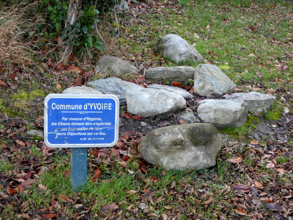 Yvoire - Parc des Boucherets - Plaque arrêté municipal contre les déjections canines