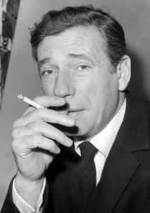 Yves Montand in ons land voor optreden in Koninklijke Schouwburg te Den Haag, Bestanddeelnr 917-4143 (cropped)