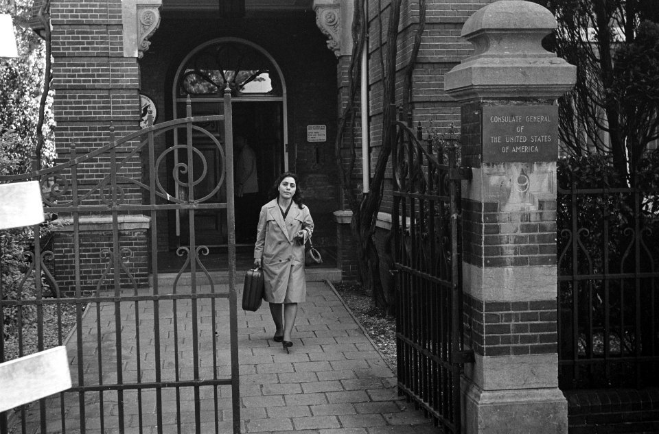 Yvonne Paul bij Amerikaanse consulaat Amsterdam Opdracht Het Vrije Volk, Bestanddeelnr 921-4055