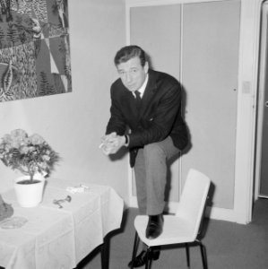 Yves Montand in ons land voor optreden in Koninklijke Schouwburg te Den Haag, Bestanddeelnr 917-4144