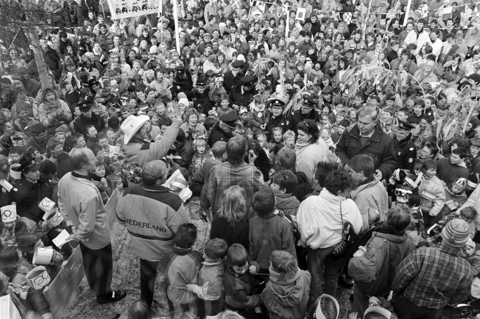 Yvonne van Gennip bij aankomst thuis in Haarlem tijdens zanghulde, Bestanddeelnr 934-1998