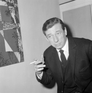 Yves Montand in ons land voor optreden in Koninklijke Schouwburg te Den Haag, Bestanddeelnr 917-4147