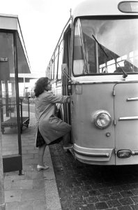 Yvonne Paul op Schiphol, Yvonne Paul stapt in de bus naar Rotterdam, Bestanddeelnr 921-0323